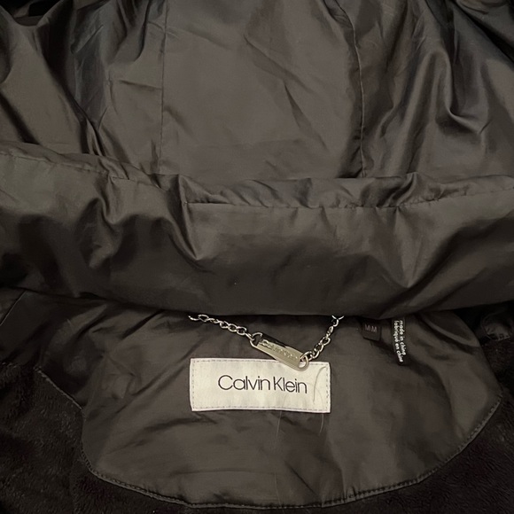 Fits a size 8. Medium size down and feather filled. - Picture 4 of 4